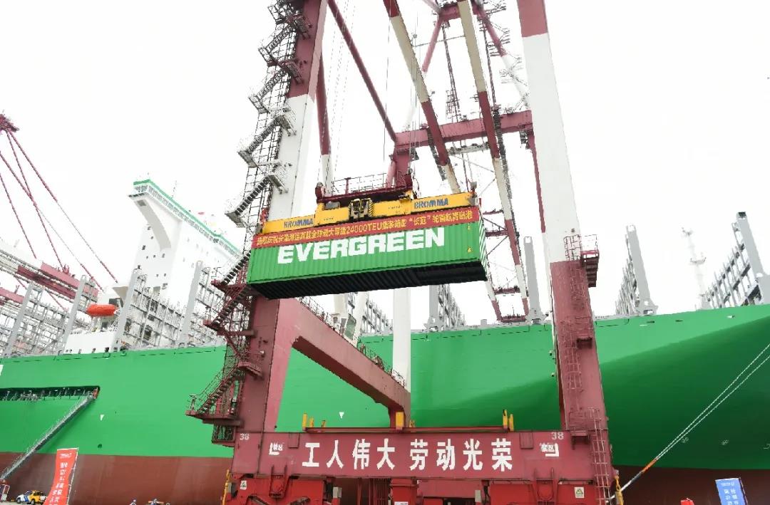 世界最大集裝箱船來(lái)了，23992TEU，首港掛靠青島港