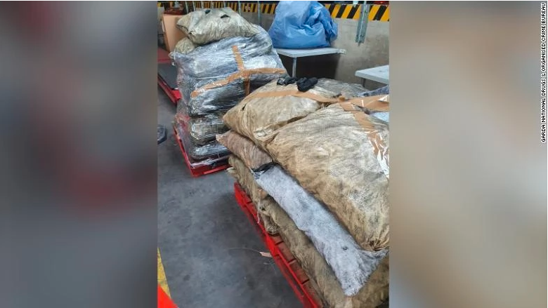 為蒙混過關(guān)，4000萬美元的毒品喬裝成黑木炭混進集裝箱！