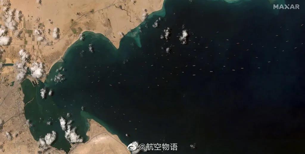 太空俯瞰蘇伊士運(yùn)河“卡船”，300艘船排隊(duì)，疏通后將全天放行