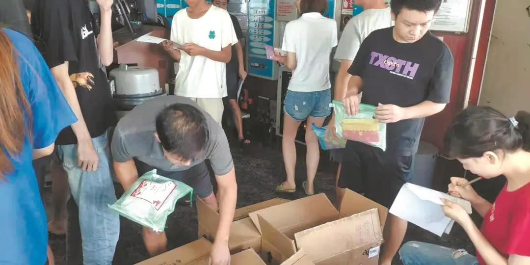 終于能回家了！64名中國(guó)船員被困海外一年多