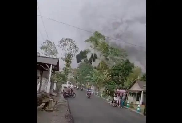 太恐怖！這個(gè)國(guó)家火山大爆發(fā)，濃煙蔽日宛如世界末日，已造成13人死亡！
