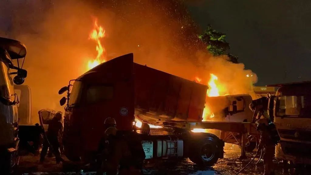 突發(fā)！香港一貨柜碼頭14輛貨車爆炸起火