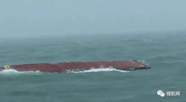 突發(fā)！又一艘船遭遇風(fēng)暴，18個集裝箱落水！