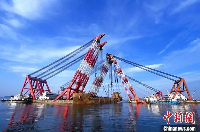 終于！沉在深海一年的萬(wàn)噸貨船被打撈出水！