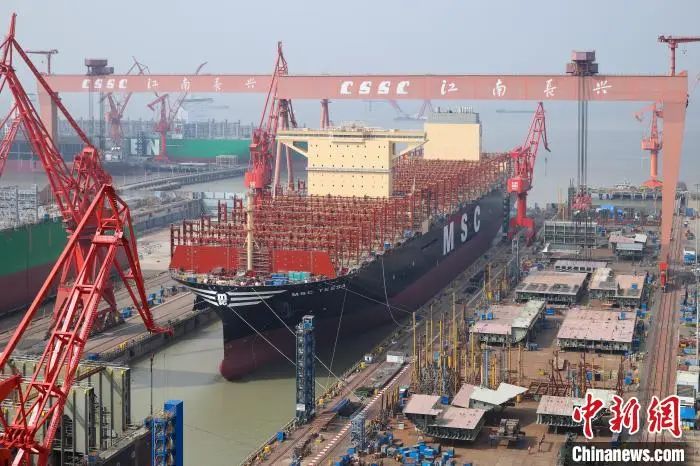 24116TEU！世界最大集裝箱船在上海出塢