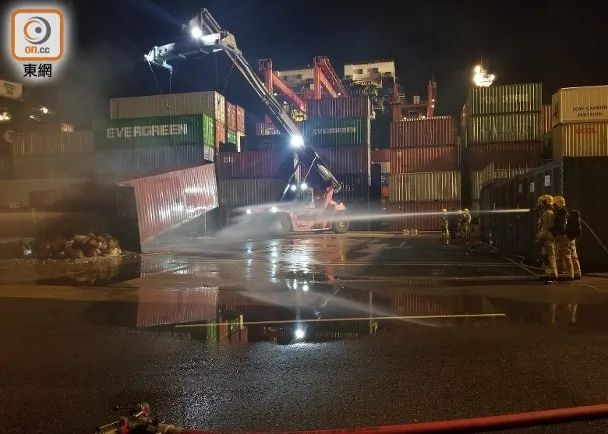 香港葵涌碼頭一集裝箱起火，“罪魁禍?zhǔn)住庇质撬? data-filename=