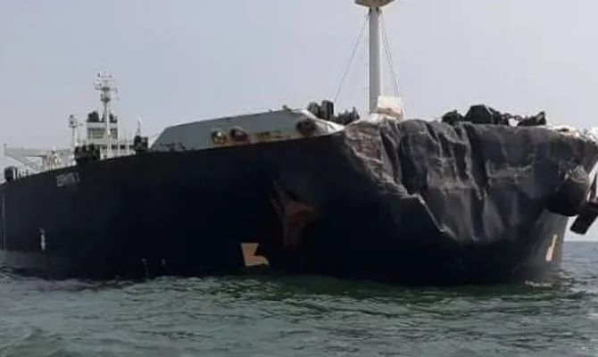 突發(fā)！一大型集裝箱船在馬六甲海峽被油輪撞擊，兩船嚴(yán)重受損，船期延誤！