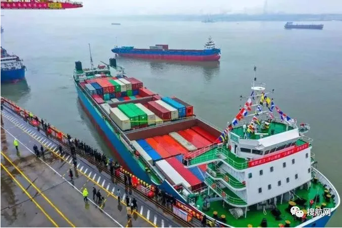 江船首次出海！我國(guó)內(nèi)河最大集裝箱船在武漢首航