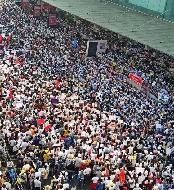 東南亞該國數(shù)十萬人大游行，班輪業(yè)務(wù)中斷！北美一大港將進(jìn)行大罷工！