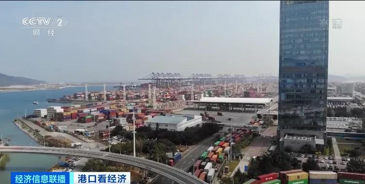 央視實(shí)地探訪上海深圳港口爆倉(cāng)情況：貨物積壓太嚴(yán)重，貨柜車(chē)一度擁堵超17公里！