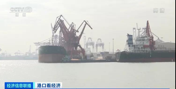 央視實(shí)地探訪上海深圳港口爆倉(cāng)情況：貨物積壓太嚴(yán)重，貨柜車(chē)一度擁堵超17公里！