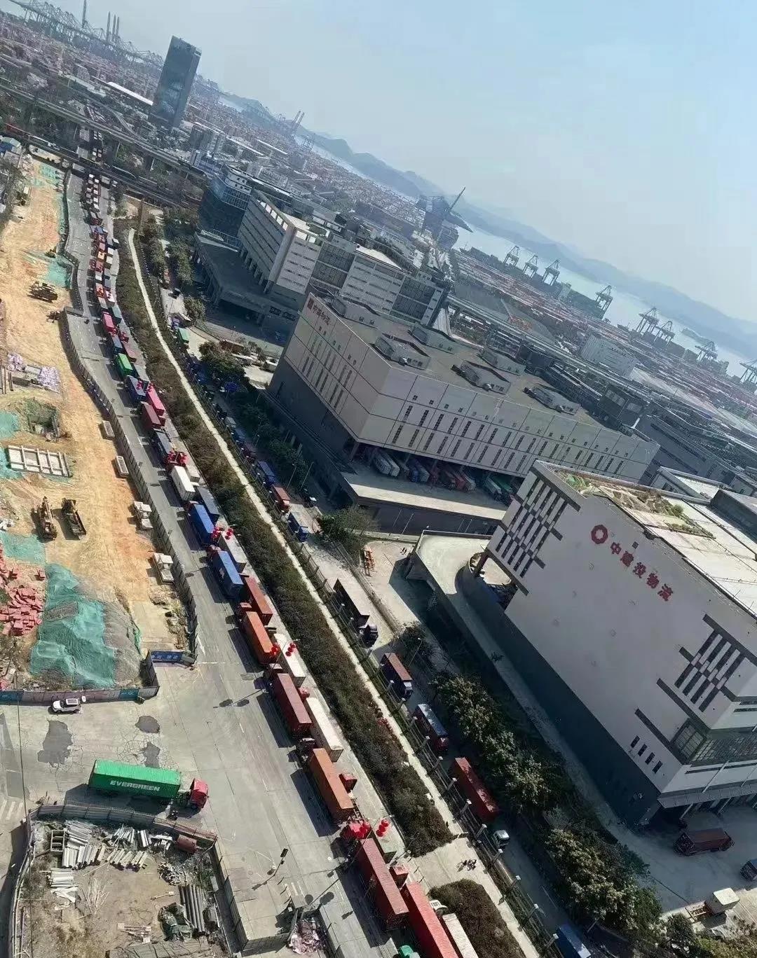 落箱費(fèi)飛漲到1500.....馬路變堆場(chǎng)、道路堵、一箱難落、司機(jī)難尋、卡車難求！