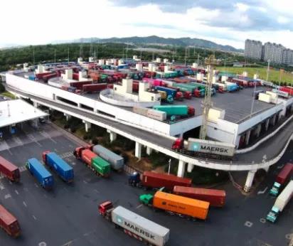 落箱費(fèi)飛漲到1500.....馬路變堆場(chǎng)、道路堵、一箱難落、司機(jī)難尋、卡車難求！