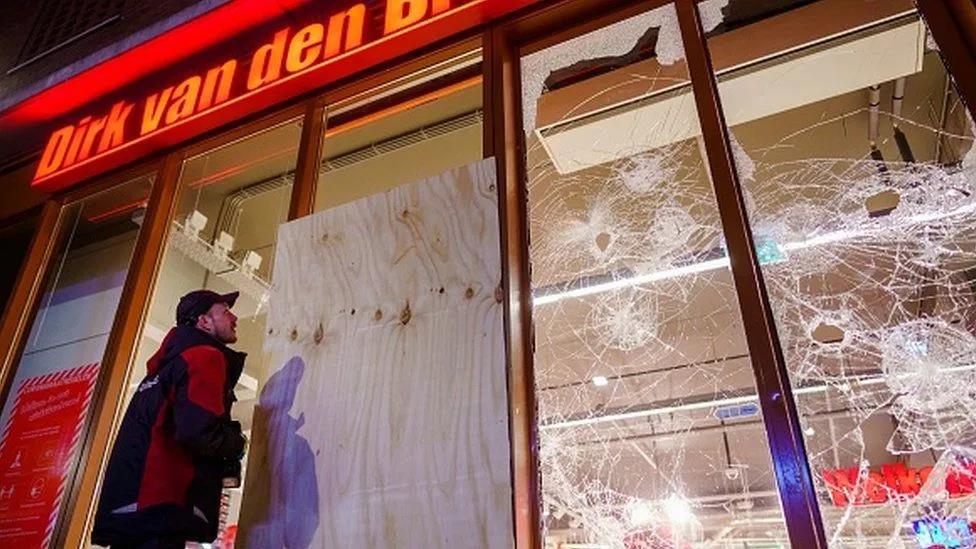 荷蘭內(nèi)戰(zhàn)爆發(fā)？超10城暴亂：縱火、搶劫、襲警、火燒新冠檢測(cè)站！恐將持續(xù)數(shù)周！