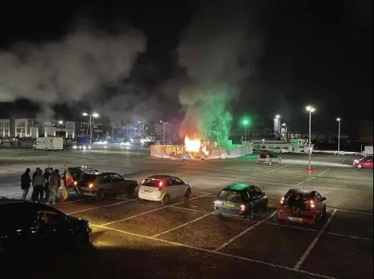 荷蘭內(nèi)戰(zhàn)爆發(fā)？超10城暴亂：縱火、搶劫、襲警、火燒新冠檢測(cè)站！恐將持續(xù)數(shù)周！