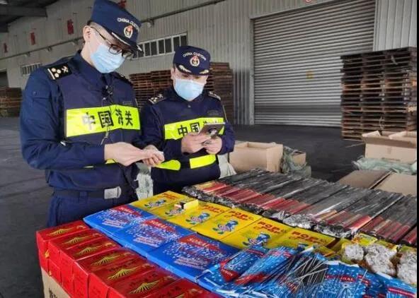 剛剛！海關(guān)截獲一批次1100箱煙花爆竹瞞報，準備裝船出運！貨代報關(guān)又要受牽連...