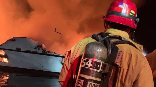美國(guó)一船長(zhǎng)被控過(guò)失殺人:船只起火致34人死亡