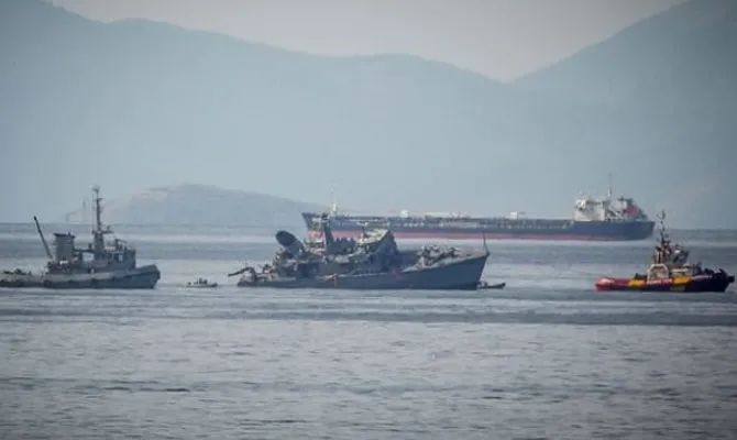 事故丨馬士基一艘集裝箱船與軍艦相撞！軍艦被撞成兩截，船長被捕
