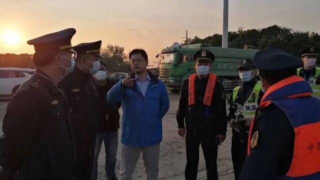 上海蘇州河一碼頭面臨停止違法經(jīng)營、沒收違法所得、罰款…